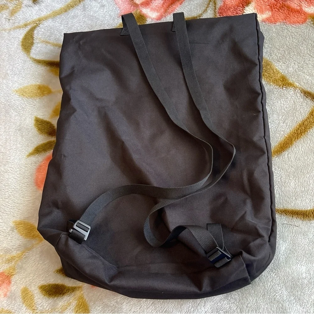 On Running Charcoal Roll-Top Backpack dark black